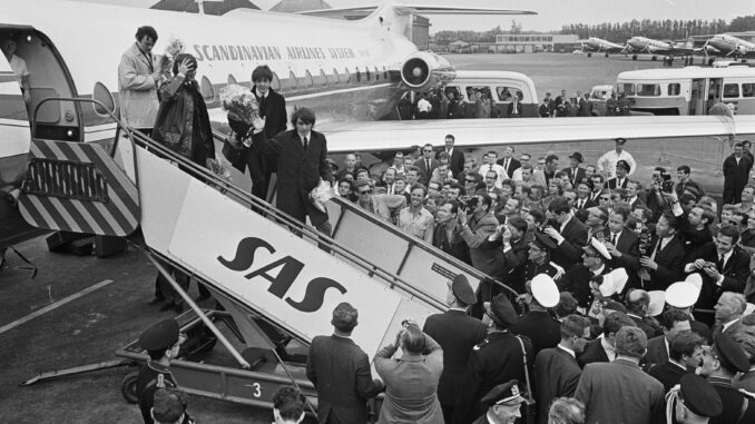 Aankomst_Beatles_op_Schiphol,_de_Beatles_op_de_vliegtuigtrap_met_aan_hun_voeten_,_Bestanddeelnr_916-5123